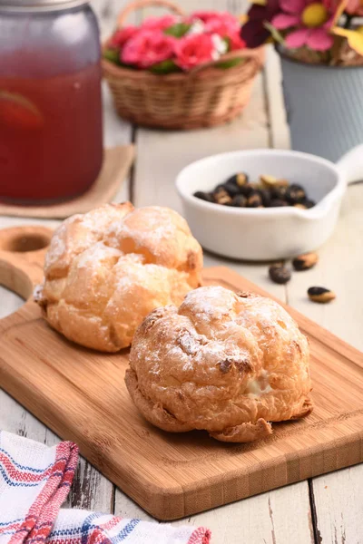 Läckra Grädde Puffar Skärbräda — Stockfoto