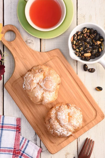 Delicious Cream Puffs Cutting Board — Stock Photo, Image