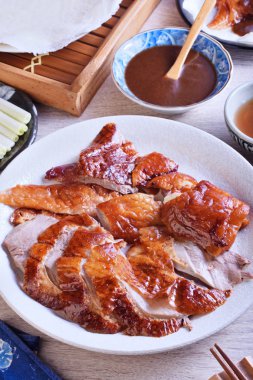 Çin Mutfağı tabağa dilimlenmiş ördek kızartma. 