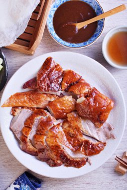 Çin Mutfağı tabağa dilimlenmiş ördek kızartma. 