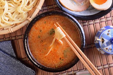  Tsukemen Ramen kavrulmuş domuz eti ve yumurta çorba daldırma ile       