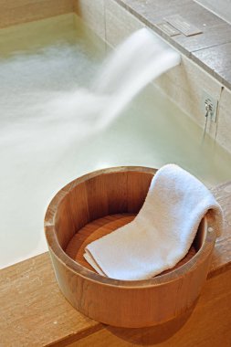 Banyoda bir havlu ile banyo kovası                                                                         