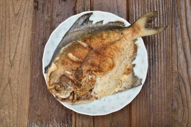 Kızarmış beyaz pomfret ahşap tablo