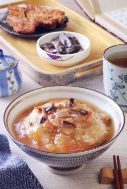 Masanın üzerine karışık sebzeli pilav yikanmis 