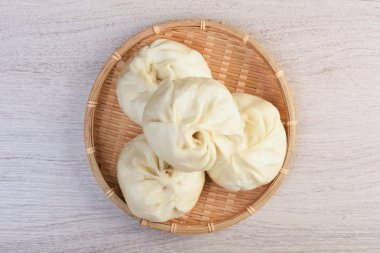 Bambu sepet üzerinde doldurulmuş buns atmak
