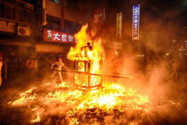 Taipei, Tayvan-19 Şubat 2019, Insanlar Lantern Festivali, Taipei Neihu bölgesinde yerel bir geleneksel özel kutlamak için dünya Tanrı 'nın gece alayı 'nda ibadet köy Tanrının Sedan sandalyeye havai fişek atma