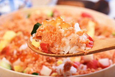 Chirashi suşi kaseyle somon, salatalık, somon karaca ve tatlı omlet, Japon yemekleri.