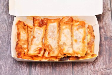 Yemek kutusu içinde börek ateşlendi 