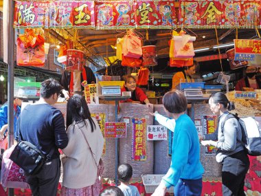 30 Ocak 2019: Taipei, Tayvan Çin yeni yıl pazarı-ay yeni yıl pazarında yürüyüş insanların kalabalık    