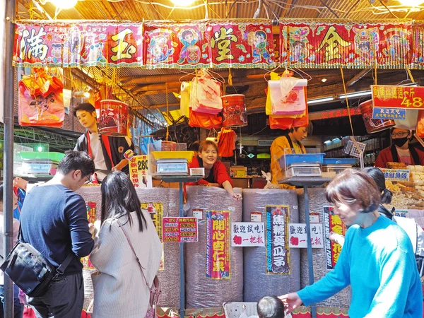 30 Ocak 2019: Taipei, Tayvan Çin yeni yıl pazarı-ay yeni yıl pazarında yürüyüş insanların kalabalık    