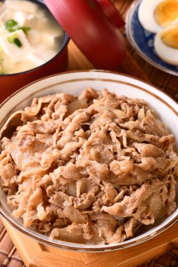 Gyudon - dilimlenmiş biftek, soğan ve tatlı soslu bir kase pilav.. 
