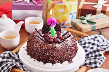 Doğum günü partisinde yaban mersinli çikolatalı kek     