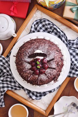 Doğum günü partisinde yaban mersinli çikolatalı kek     