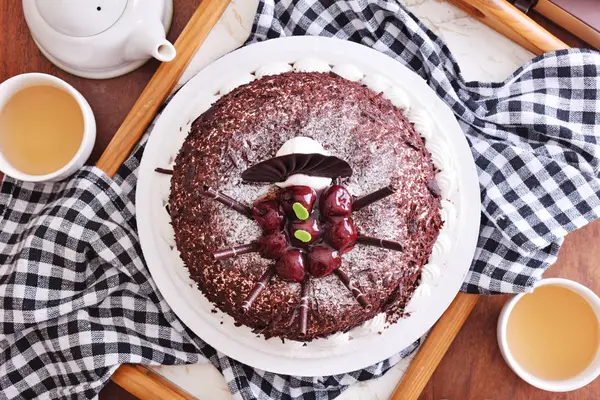 誕生日パーティーでブルーベリーとチョコレートケーキ — ストック写真