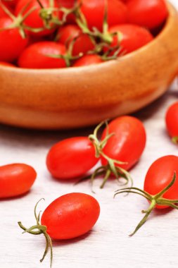 Beyaz arka planda kiraz domatesleri