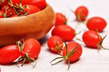 Beyaz arka planda kiraz domatesleri