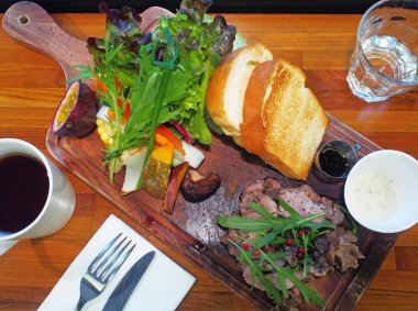 Ahşap tahta üzerinde sebze salatası, ekmek ve kremsalata sos ile Bebek sırt kaburga 