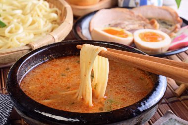 Siyah kase ayrı daldırma çorbası ile Tsukemen Ramen   