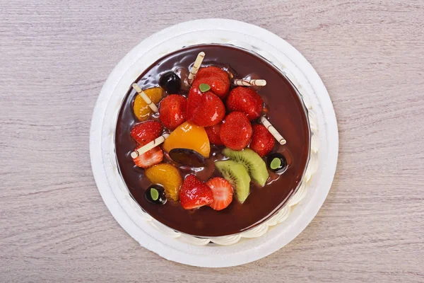 Bolo Frutas Chocolate Mesa Madeira — Fotografia de Stock