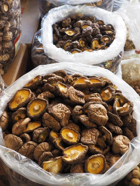 Getrocknete Shiitake Pilze Großen Plastiktüten Die Auf Dem Markt Verkauft — Stockfoto