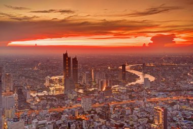 Bangkok şehir gün batımı Chao Phraya Nehri manzarası.