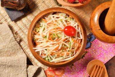 Yeşil Papaya salatası. Geleneksel baharatlı Tayland yemekleri 