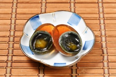 Tabakta korunmuş yumurta