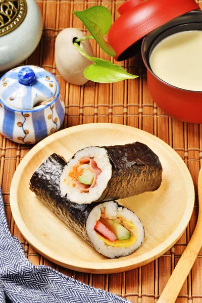 Owoce Morza Hand Roll Sushi Drewnianej Płycie — Zdjęcie stockowe