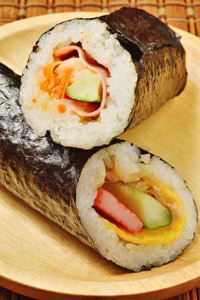 Owoce Morza Hand Roll Sushi Drewnianej Płycie — Zdjęcie stockowe