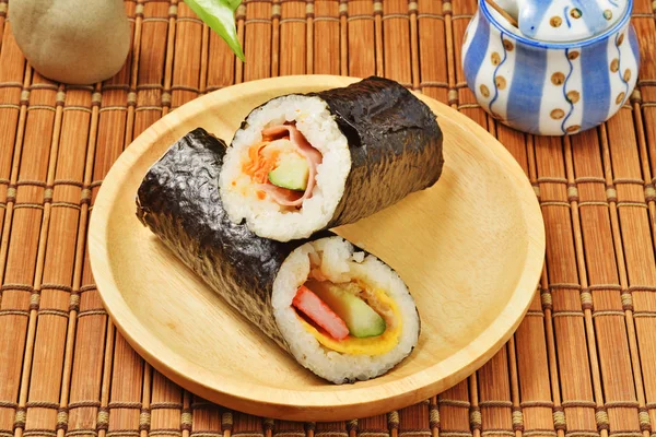Meeresfrüchte Handrolle Sushi Auf Holzteller — Stockfoto
