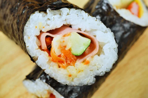 Owoce Morza Hand Roll Sushi Drewnianej Płycie — Zdjęcie stockowe