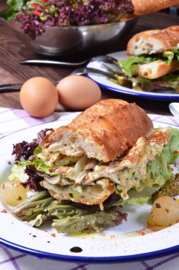 Panini sandviç trüf mantarı, omlet ve fesleğen beyaz plaka üzerinde.