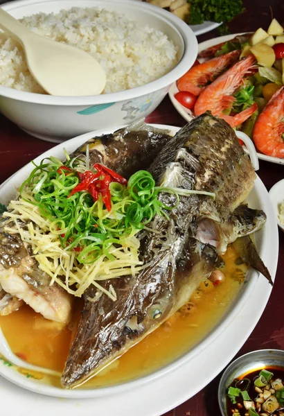 Sturgeon Kukus Dengan Kecap Menu Makanan Cina Disajikan Piring Putih — Stok Foto