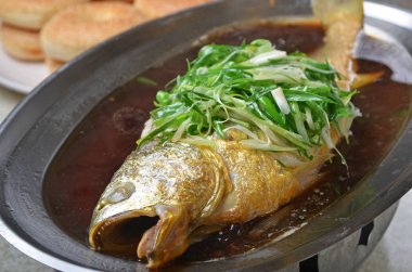 Çin tarzı soya soslu sarı croaker buğulanmış