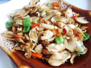 Yeşil biber, turp dilim ve biber ile tavada matsutake