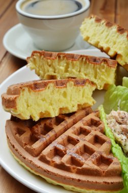 Ton balığı waffle gözleme yakın 