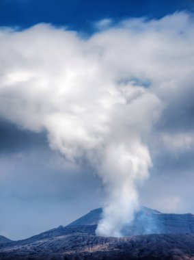 Japonya'nın aktif yanardağ Mount Aso beyaz duman ile patlayan 