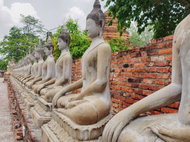 Eski Tay tapınağı Ayutthaya önünde Budist heykeli        