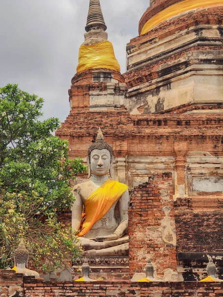 Buddyjski Posąg Przed Starożytną Tajską Świątynią Ayutthaya — Zdjęcie stockowe
