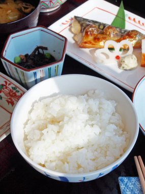 Pirinç, miso çorbası, ızgara balık ve yosun ile Japon kahvaltı  