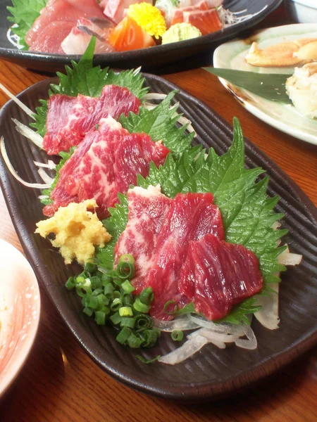 Surowe Mięso Koń Sashimi Blace Płyty Ceramiczne Podawane Imbiru Cebuli — Zdjęcie stockowe