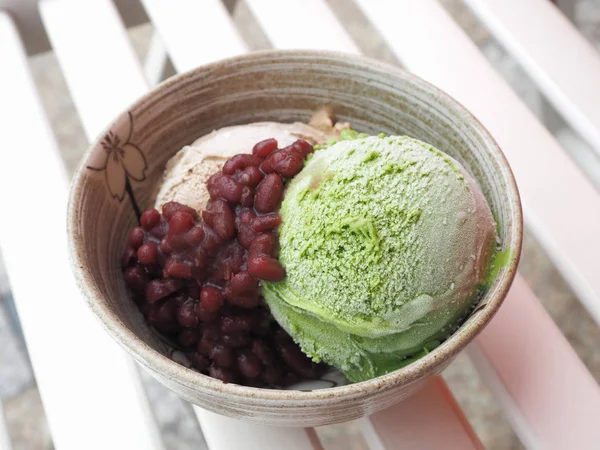 Matcha Gelato Verde Con Pasta Fagioli Dolci Sfondo Bianco — Foto Stock