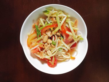 Yeşil papaya salatası beyaz plaka üzerinde