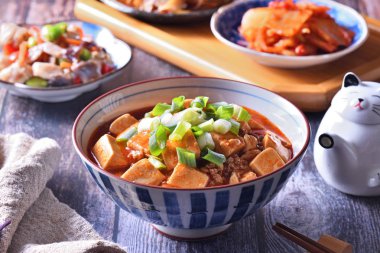  Rustik ahşap bir masada mapo doufu ile pirinç bir kase 