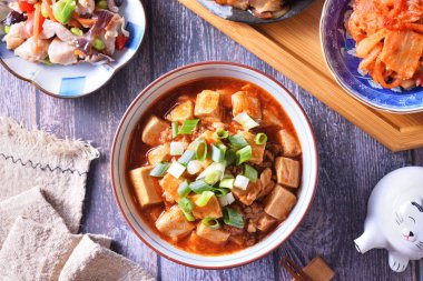  Rustik ahşap bir masada mapo doufu ile pirinç bir kase 