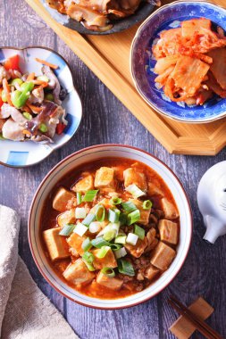  Rustik ahşap bir masada mapo doufu ile pirinç bir kase 