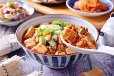  Rustik ahşap bir masada mapo doufu ile pirinç bir kase 
