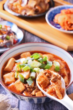  Rustik ahşap bir masada mapo doufu ile pirinç bir kase 