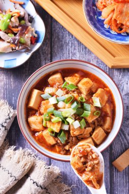  Rustik ahşap bir masada mapo doufu ile pirinç bir kase 