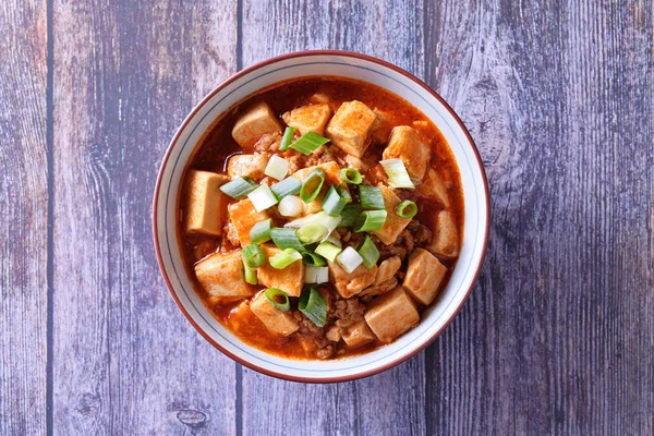 Miska Ryżu Mapo Tofu Rustykalnym Drewnianym Stole — Zdjęcie stockowe